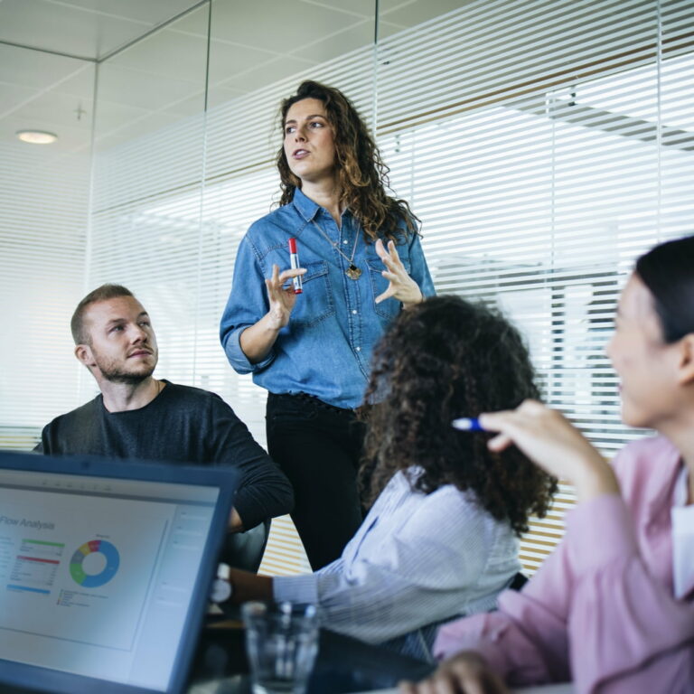 Een vrouw geeft een presentatie in een kantooromgeving